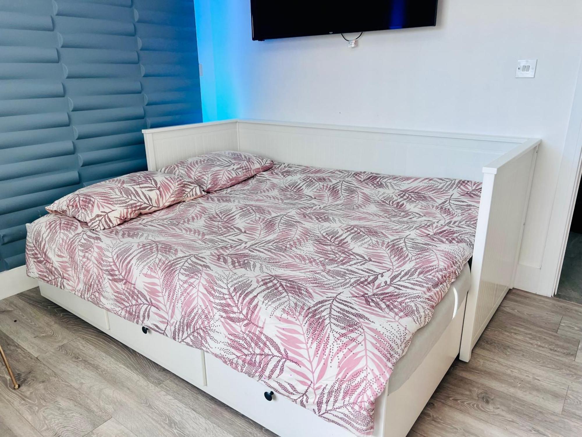 Apartment - Includes Free Parking Swansea